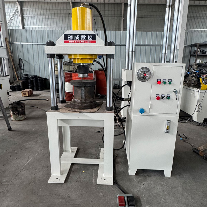 50T四柱兩梁液壓機，占地面積小，操作更方便
